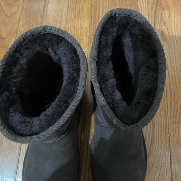 Brown Classic UGGS! 5 - Picture 5 of 6